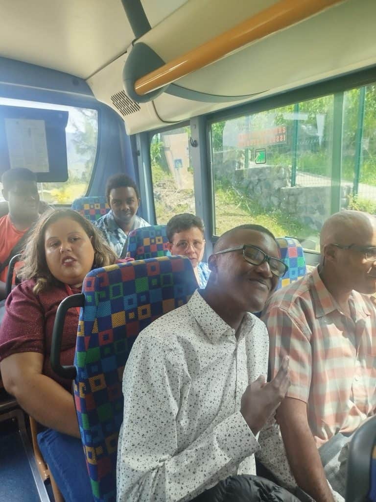 Groue de personnes en situation de handicap en voyage en bus.